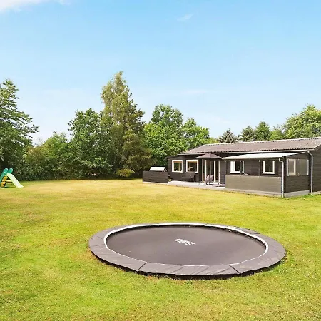 6 Person In Hojby-by Traum